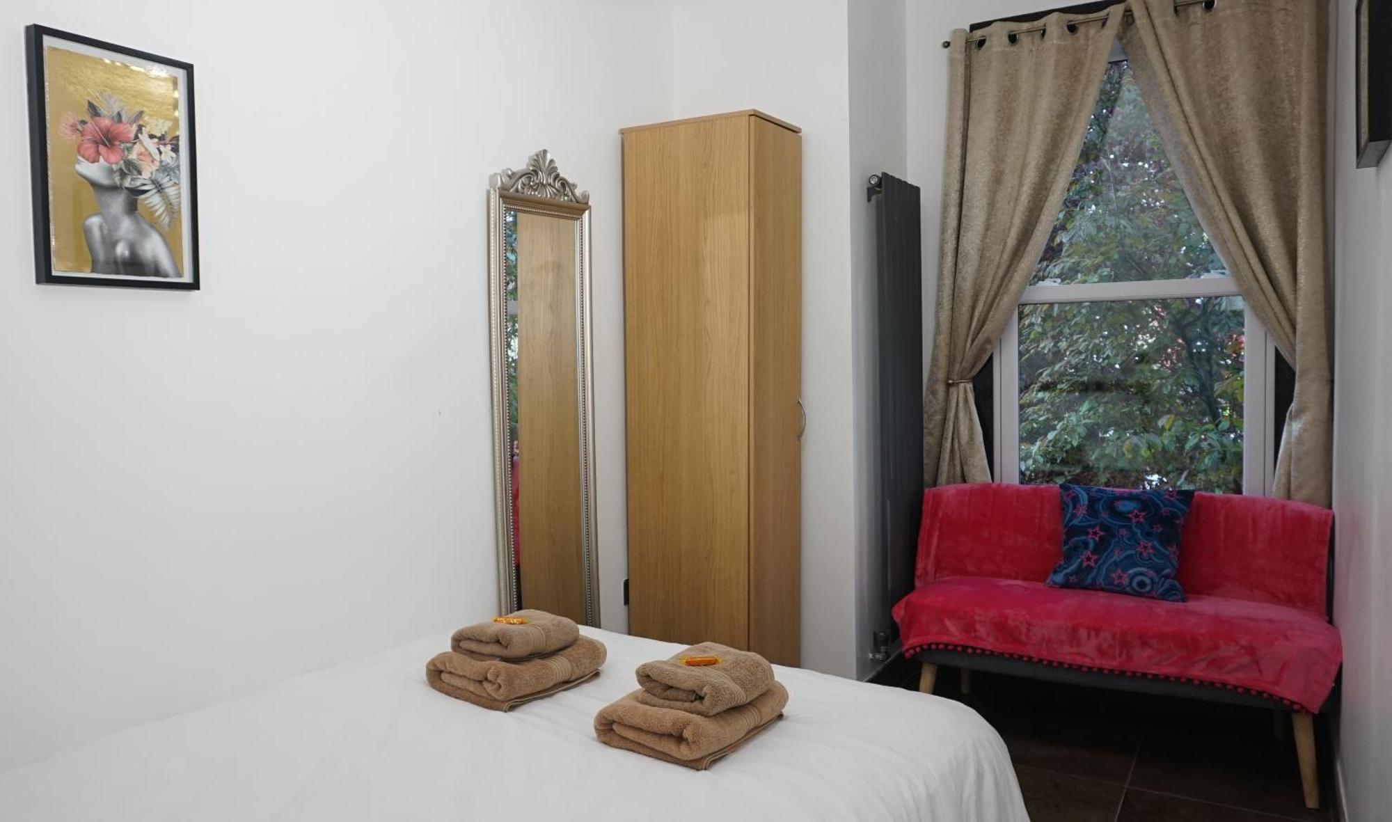 Beautiful London Home Sleeps 6, 2 Minutes To Metro Luaran gambar