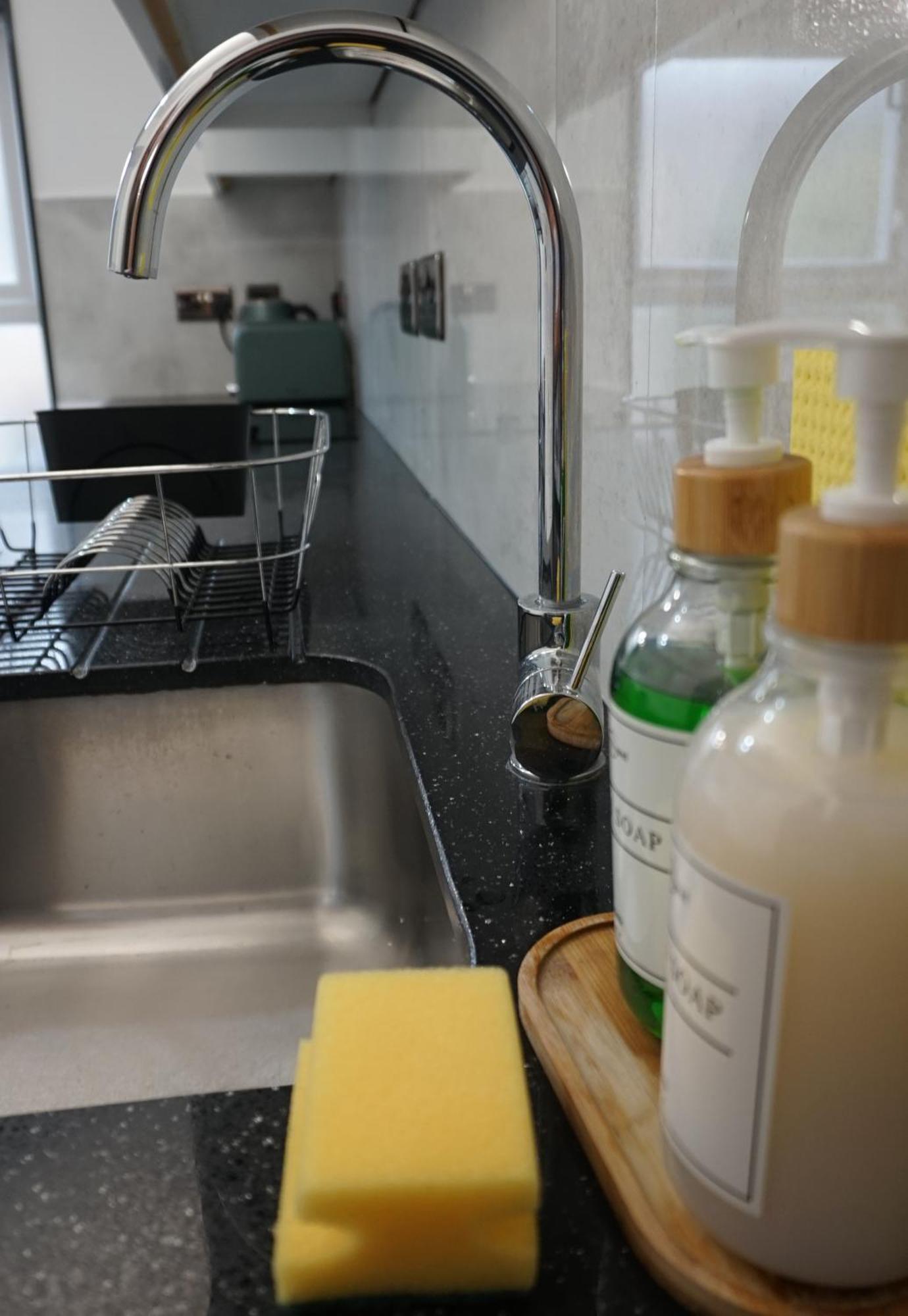 Beautiful London Home Sleeps 6, 2 Minutes To Metro Luaran gambar