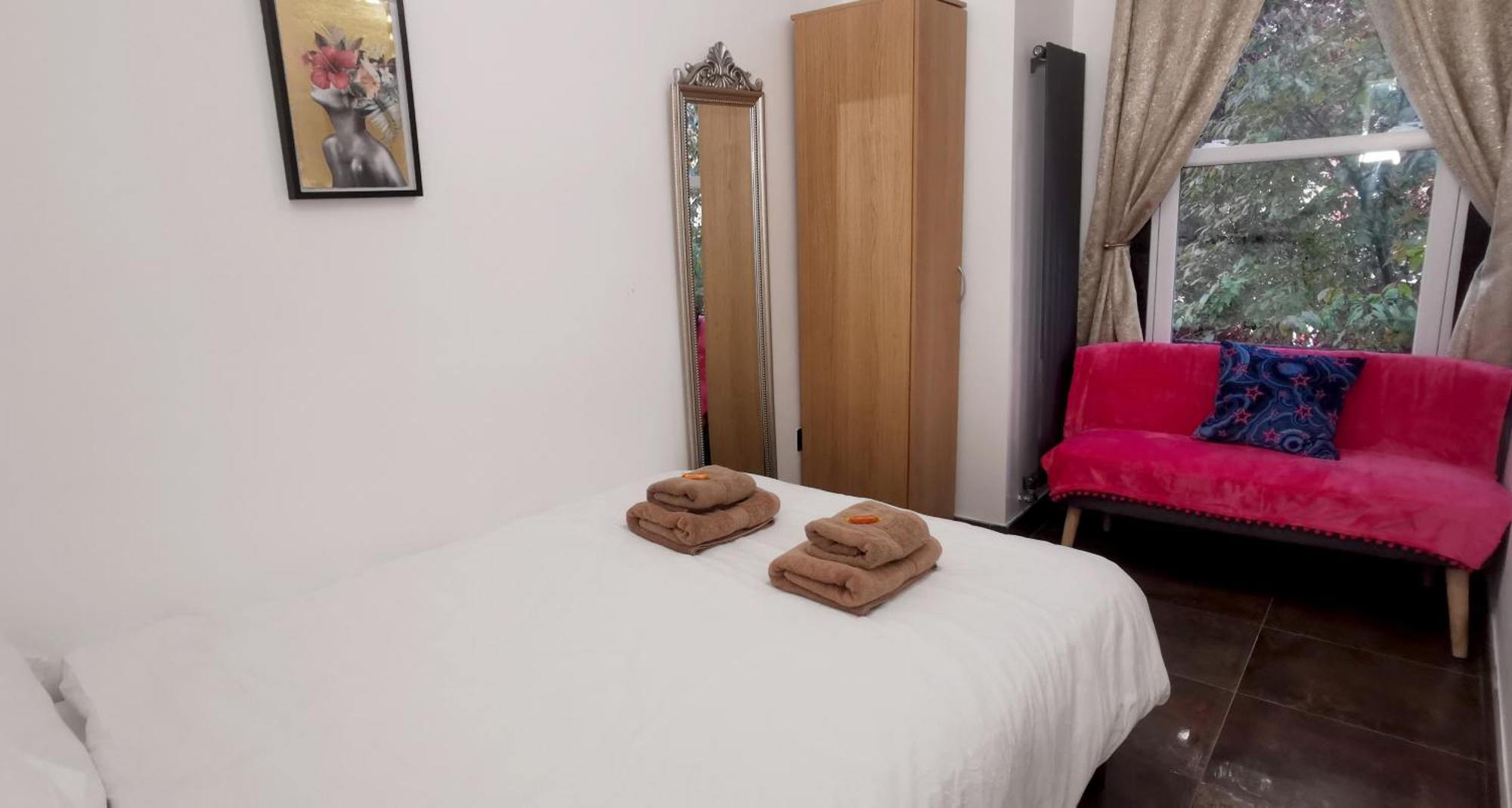 Beautiful London Home Sleeps 6, 2 Minutes To Metro Luaran gambar